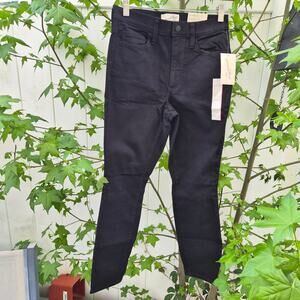 NWT Universal Thread High Rise Skinny Jeans Short No Fade Black - Size 4s